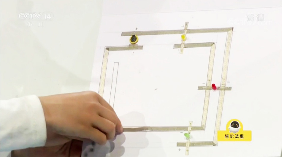 这个暑假带宝贝们一起制作趣味纸电路吧！泡泡实验室今天发生什么神奇的事呢？画笔电子学与拼贴电子学亮相CCTV少儿频道《智慧树》节目