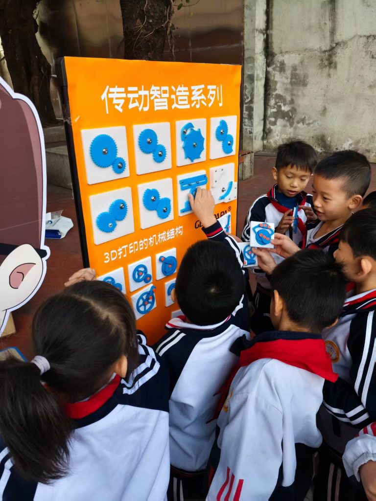 极客爸爸助力海北小学2025科艺节，诚邀同学们体验新品了解机械传动的奥秘！