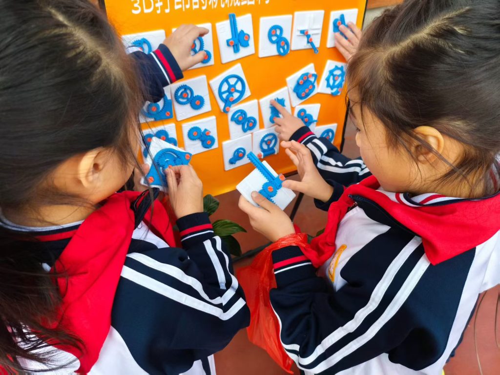 极客爸爸助力海北小学2025科艺节，诚邀同学们体验新品了解机械传动的奥秘！
