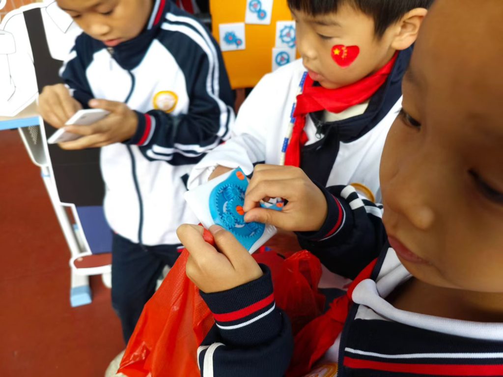 极客爸爸助力海北小学2025科艺节，诚邀同学们体验新品了解机械传动的奥秘！